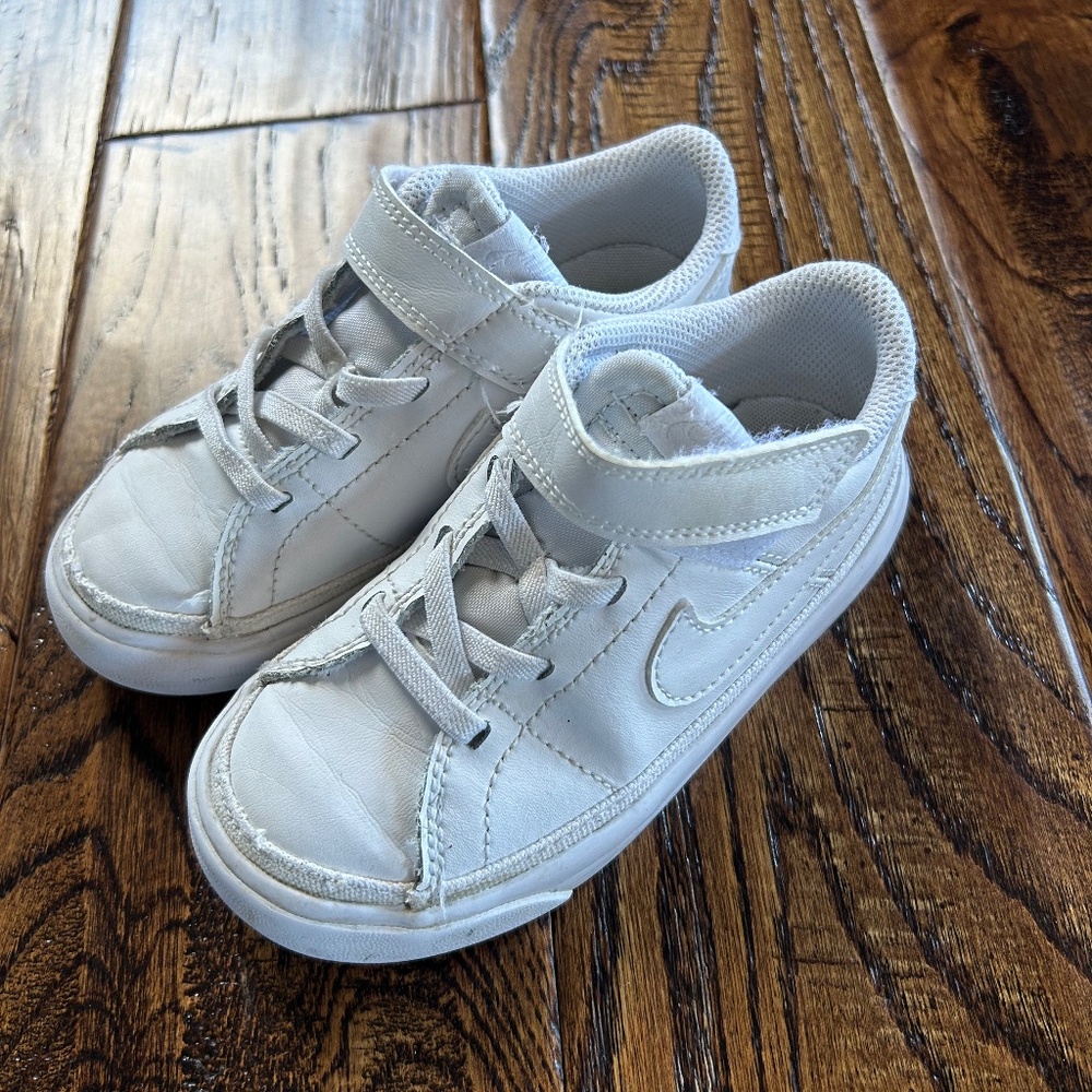 White Nike Shoes Size 9C